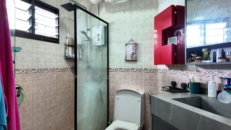 656B Jurong West Street 61 HDB Flat For Sale at S$ 850,000 | PropertyGuru Singapore - Bathroom
