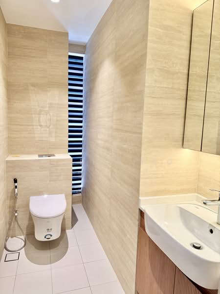 Wing on Life Garden, 335 Bukit Timah Road, 5 Bedrooms, 3,498 sqft, Apartment For Rent, by Fidelia Yeo, 500095655 - Powder Room - PropertyGuru.com.sg