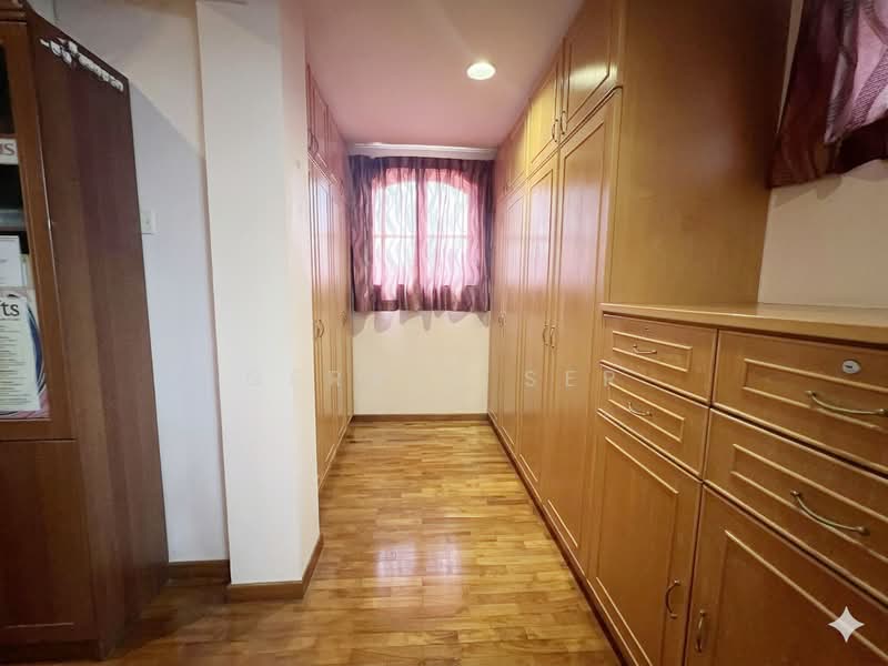 Lucky Estate Semi-D, , 5 Bedrooms, 4,000 sqft, Semi-Detached House For Rent, by Gerald Ser, 500095663 - Master Bedroom Walk-in Wardrobe - PropertyGuru.com.sg