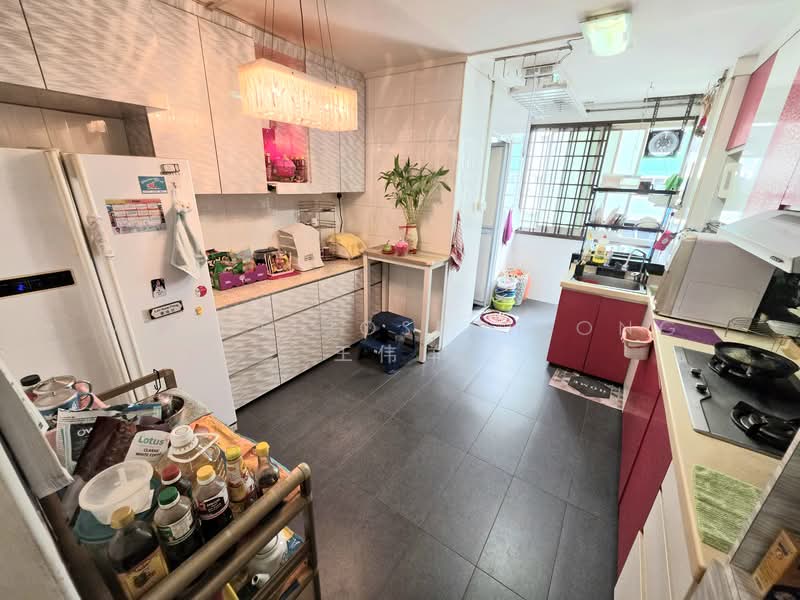 824 Jurong West Street 81 HDB Flat For Sale at S$ 638,000 | PropertyGuru Singapore - Kitchen