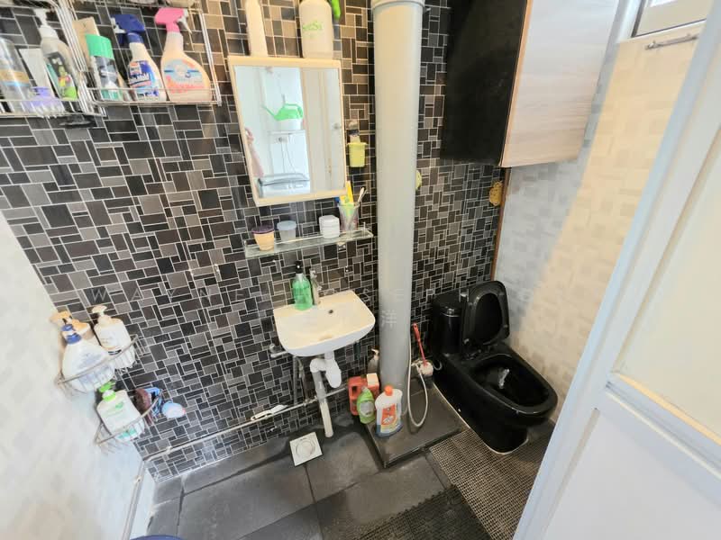 824 Jurong West Street 81 HDB Flat For Sale at S$ 638,000 | PropertyGuru Singapore - Bathroom