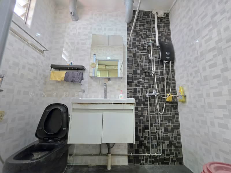 824 Jurong West Street 81 HDB Flat For Sale at S$ 638,000 | PropertyGuru Singapore - Bathroom