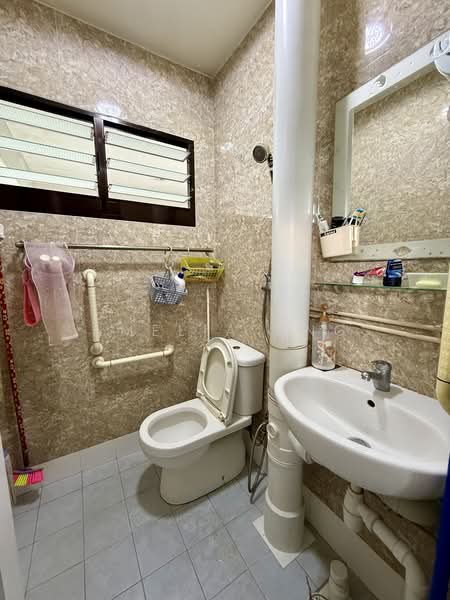 545 Bedok North Street 3 HDB Flat For Sale at S$ 428,000 | PropertyGuru Singapore - Bathroom