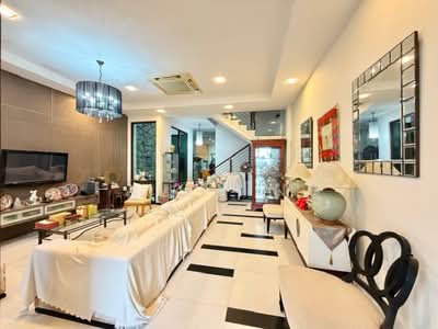 For Sale - Cheap! 3sty FH Terrace, Open Concept, Air Well, Amenities, Convenience, Mrt