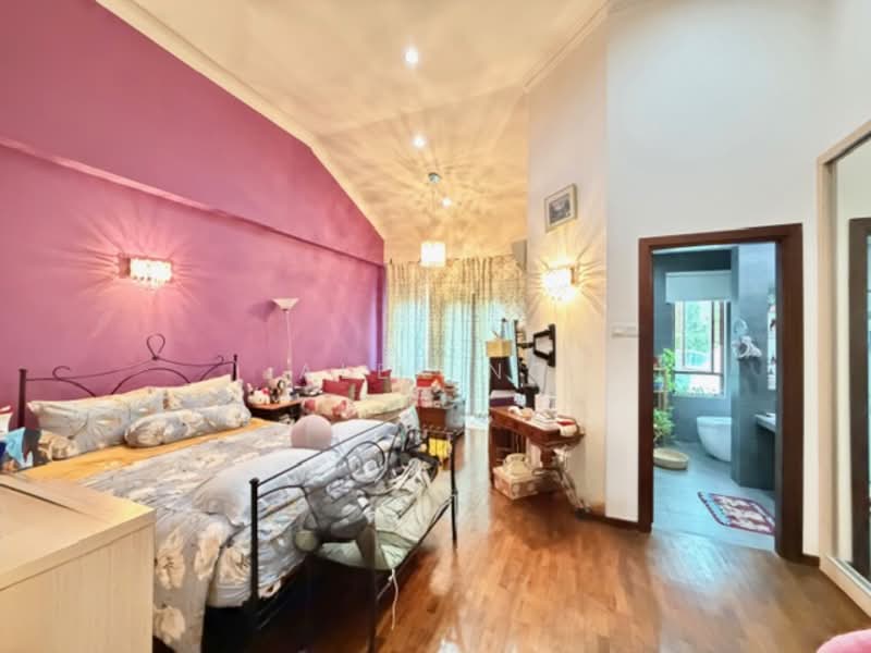 Cheap! 3sty FH Terrace, Open Concept, Air Well, Amenities, Convenience, Mrt Terraced House For Sale at S$ 4,880,000 | PropertyGuru Singapore - Bedroom