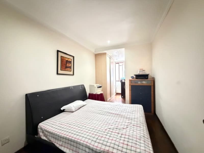 Cheap! 3sty FH Terrace, Open Concept, Air Well, Amenities, Convenience, Mrt Terraced House For Sale at S$ 4,880,000 | PropertyGuru Singapore - Bedroom