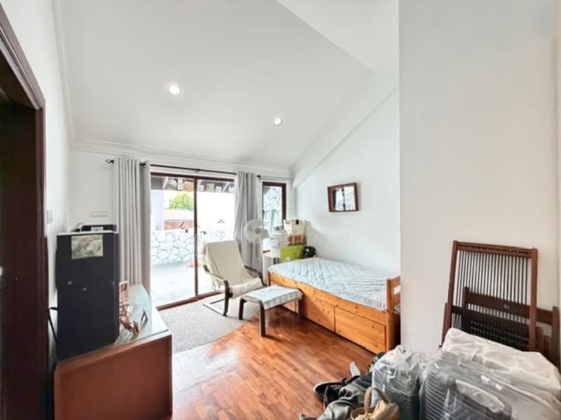 Cheap! 3sty FH Terrace, Open Concept, Air Well, Amenities, Convenience, Mrt Terraced House For Sale at S$ 4,880,000 | PropertyGuru Singapore - Bedroom