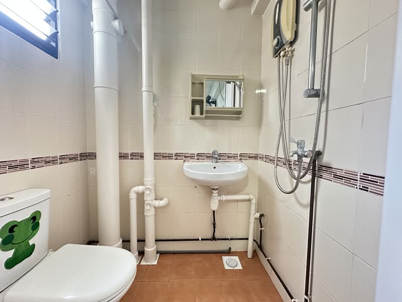 102 Jurong East Street 13 HDB Flat For Sale at S$ 450,000 | PropertyGuru Singapore - Bathroom