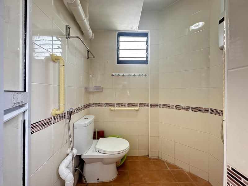 102 Jurong East Street 13 HDB Flat For Sale at S$ 450,000 | PropertyGuru Singapore - Bathroom