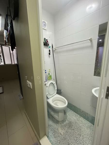 Waterview, 91 Tampines Avenue 1, 4 Bedrooms, 1,184 sqft, Condominium For Rent, by Tiong Poh Shien, 500095784 - Bathroom - PropertyGuru.com.sg