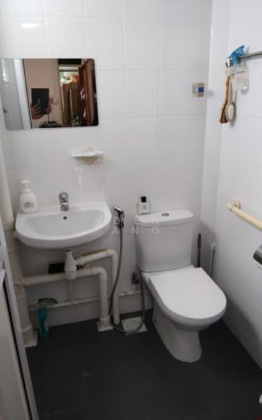 134 Yishun Street 11 HDB Flat For Sale at S$ 438,000 | PropertyGuru Singapore - Bathroom