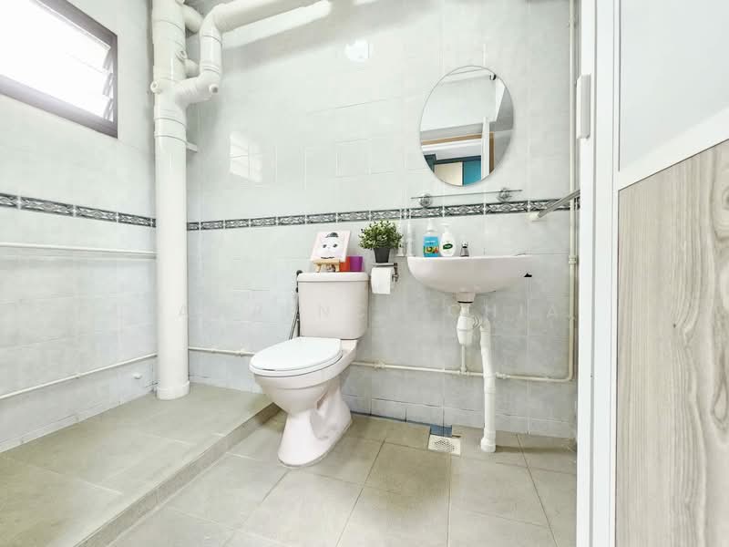 418 Canberra Road HDB Flat For Sale at S$ 658,000 | PropertyGuru Singapore - Bathroom