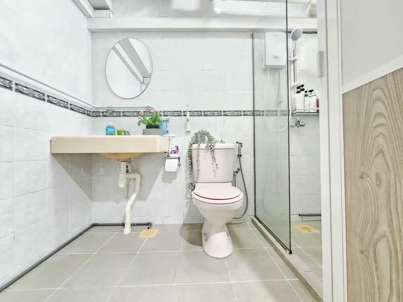 418 Canberra Road HDB Flat For Sale at S$ 658,000 | PropertyGuru Singapore - Bathroom