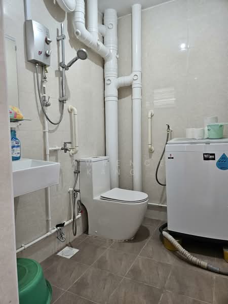 443 Hougang Avenue 8 HDB Flat For Sale at S$ 698,000 | PropertyGuru Singapore - Bathroom
