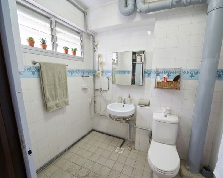 295 Choa Chu Kang Avenue 2 HDB Flat For Sale at S$ 550,000 | PropertyGuru Singapore - Bathroom