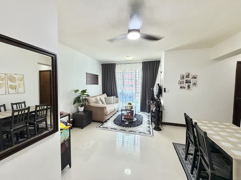 194B Bukit Batok West Avenue 6 HDB Flat For Sale at S$ 595,000 | PropertyGuru Singapore - Living Room