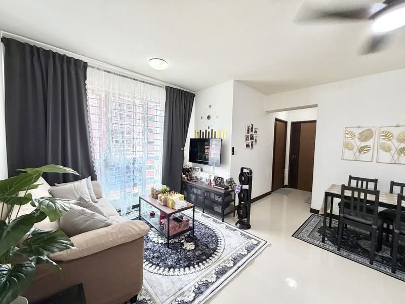 194B Bukit Batok West Avenue 6 HDB Flat For Sale at S$ 595,000 | PropertyGuru Singapore - Living Room