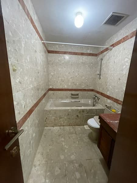 Maple Woods, 991 Bukit Timah Road, 2 Bedrooms, 915 sqft, Condominium For Rent, by David Lim, 500095954 - Bathroom - PropertyGuru.com.sg