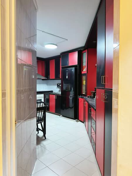 203 Bukit Batok Street 21 HDB Flat For Sale at S$ 850,000 | PropertyGuru Singapore - Kitchen