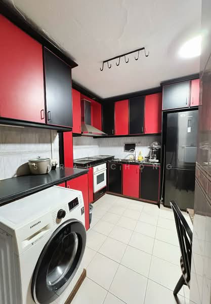 203 Bukit Batok Street 21 HDB Flat For Sale at S$ 850,000 | PropertyGuru Singapore - Kitchen