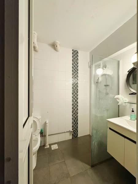 203 Bukit Batok Street 21 HDB Flat For Sale at S$ 850,000 | PropertyGuru Singapore - Bathroom