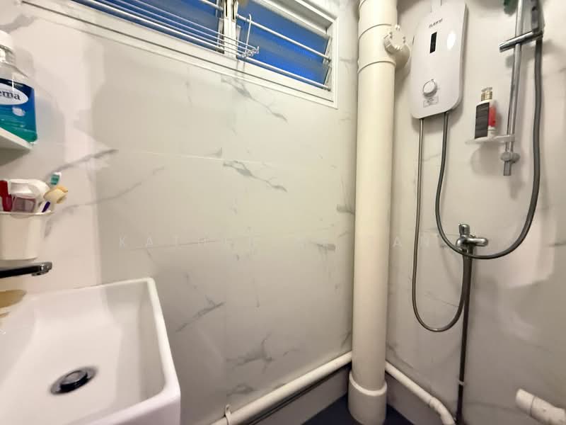 9 Holland Avenue HDB Flat For Sale at S$ 560,000 | PropertyGuru Singapore - Bathroom