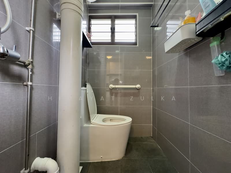 425 Yishun Avenue 11 HDB Flat For Sale at S$ 530,000 | PropertyGuru Singapore - Bathroom