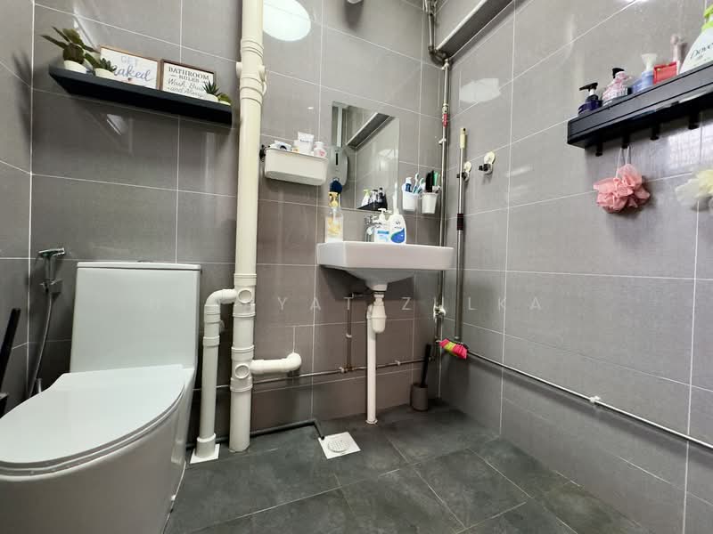 425 Yishun Avenue 11 HDB Flat For Sale at S$ 530,000 | PropertyGuru Singapore - Bathroom