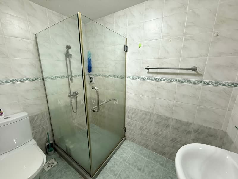 Summer Gardens Terraced House For Sale at S$ 2,999,998 | PropertyGuru Singapore - Level 2 Bathroom