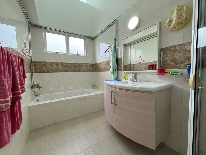 Summer Gardens Terraced House For Sale at S$ 2,999,998 | PropertyGuru Singapore - Level 2 Master Bathroom