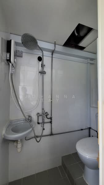 Chancery Court, 36A Dunearn Road, 3 Bedrooms, 2,034 sqft, Condominium For Rent, by Johanna Tay, 500096005 - Toilet and bathroom (next to kitchen) - PropertyGuru.com.sg