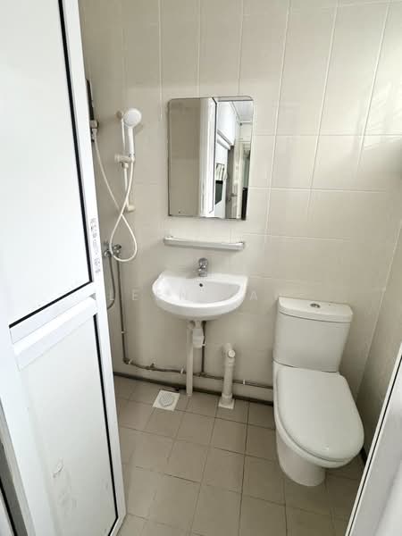 359 Bukit Batok Street 31 HDB Flat For Sale at S$ 419,999 | PropertyGuru Singapore - Bathroom