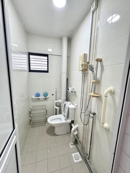 359 Bukit Batok Street 31 HDB Flat For Sale at S$ 419,999 | PropertyGuru Singapore - Bathroom