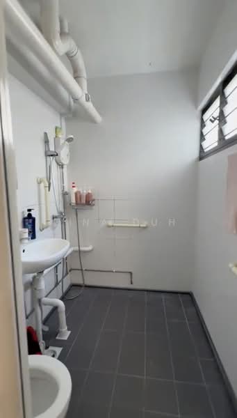 108 Bukit Batok West Avenue 6 HDB Flat For Sale at S$ 548,000 | PropertyGuru Singapore - Bathroom