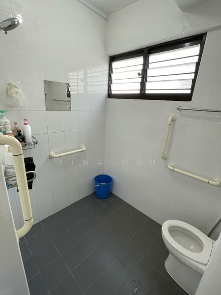 108 Bukit Batok West Avenue 6 HDB Flat For Sale at S$ 548,000 | PropertyGuru Singapore - Bathroom