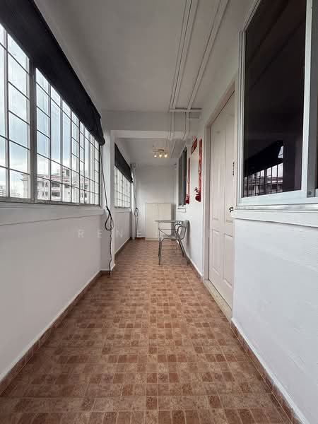 111 Ho Ching Road HDB Flat For Sale at S$ 440,000 | PropertyGuru Singapore - Corridor