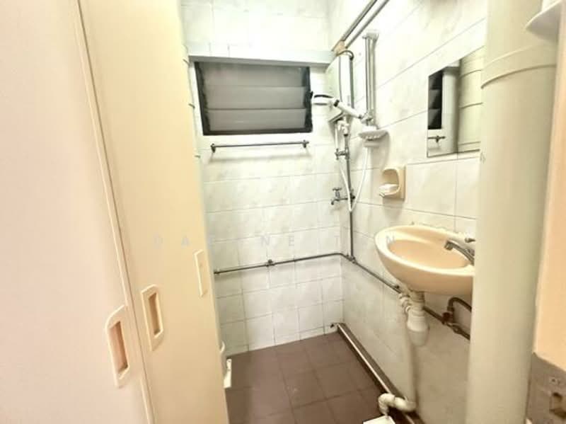 130 Bukit Merah View HDB Flat For Sale at S$ 438,000 | PropertyGuru Singapore - Bathroom