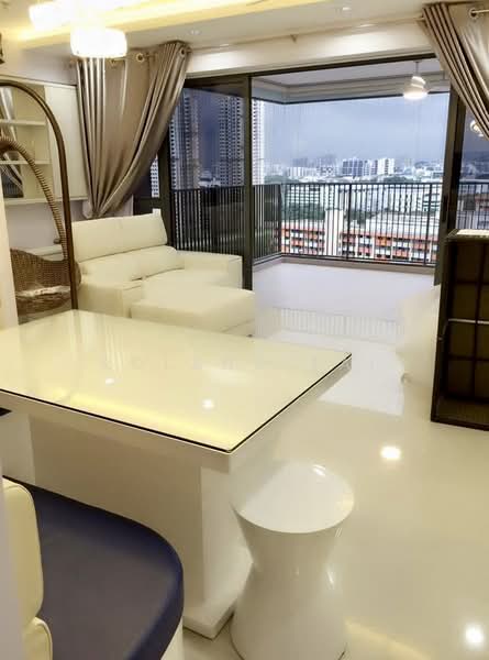 311B Clementi Avenue 4 HDB Flat For Sale at S$ 1,250,000 | PropertyGuru Singapore - Living Room