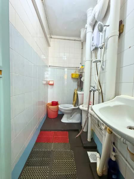 49 Circuit Road HDB Flat For Sale at S$ 320,000 | PropertyGuru Singapore - Bathroom