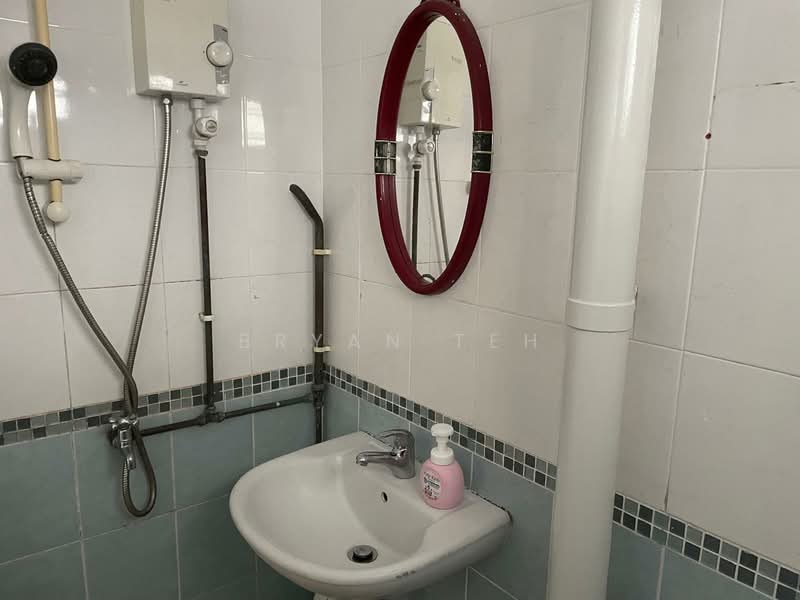 434 Clementi Avenue 3, 434 Clementi Avenue 3, 2 Bedrooms, 721 sqft, HDB Flat For Rent, by Bryan Teh, 500096149 - Bathroom - PropertyGuru.com.sg