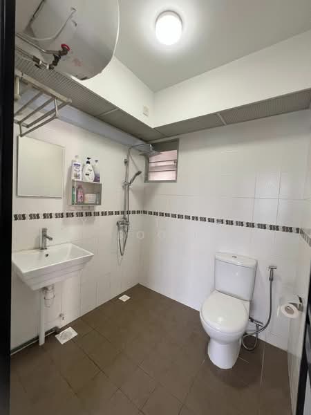 986B Buangkok Crescent HDB Flat For Sale at S$ 526,000 | PropertyGuru Singapore - Bathroom