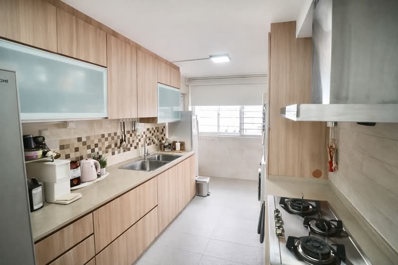 240 Serangoon Avenue 2 HDB Flat For Sale at S$ 930,000 | PropertyGuru Singapore - Kitchen