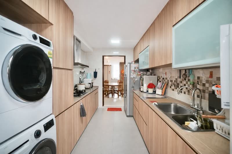240 Serangoon Avenue 2 HDB Flat For Sale at S$ 930,000 | PropertyGuru Singapore - Kitchen