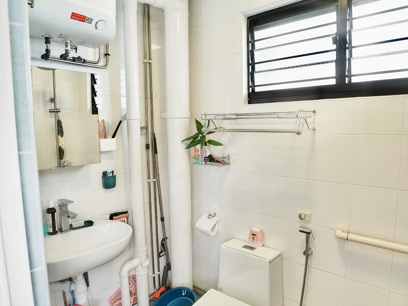 240 Serangoon Avenue 2 HDB Flat For Sale at S$ 930,000 | PropertyGuru Singapore - Bathroom