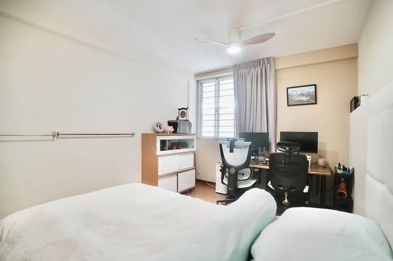 240 Serangoon Avenue 2 HDB Flat For Sale at S$ 930,000 | PropertyGuru Singapore - Bedroom