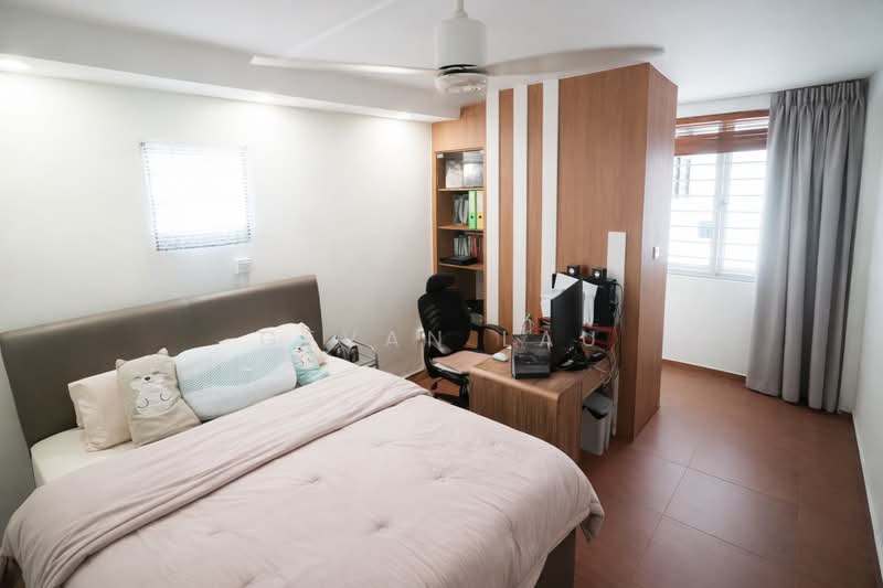 240 Serangoon Avenue 2 HDB Flat For Sale at S$ 930,000 | PropertyGuru Singapore - Bedroom