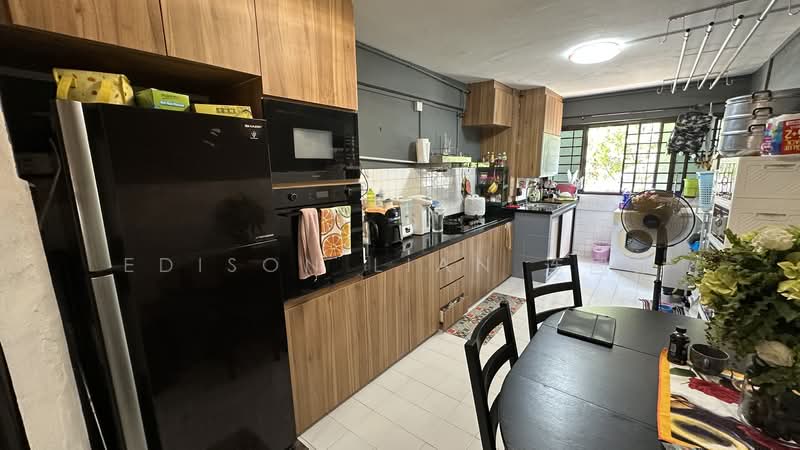 559 Ang Mo Kio Avenue 10 HDB Flat For Sale at S$ 420,000 | PropertyGuru Singapore - Kitchen