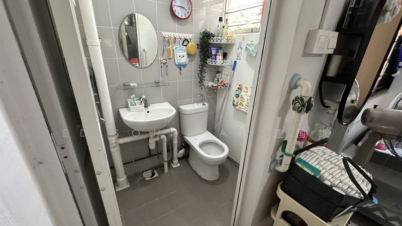 559 Ang Mo Kio Avenue 10 HDB Flat For Sale at S$ 420,000 | PropertyGuru Singapore - Bathroom