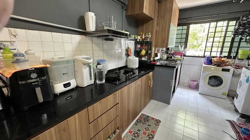 559 Ang Mo Kio Avenue 10 HDB Flat For Sale at S$ 420,000 | PropertyGuru Singapore - Kitchen