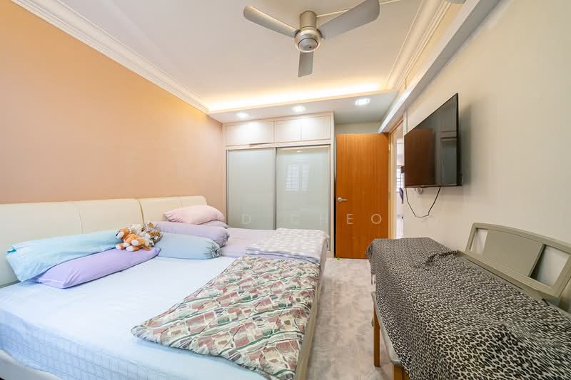 925 Jurong West Street 92 HDB Flat For Sale at S$ 428,000 | PropertyGuru Singapore - Bedroom